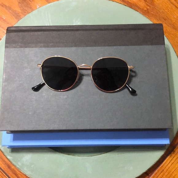 Round Sunglasses - Picture 2 of 3